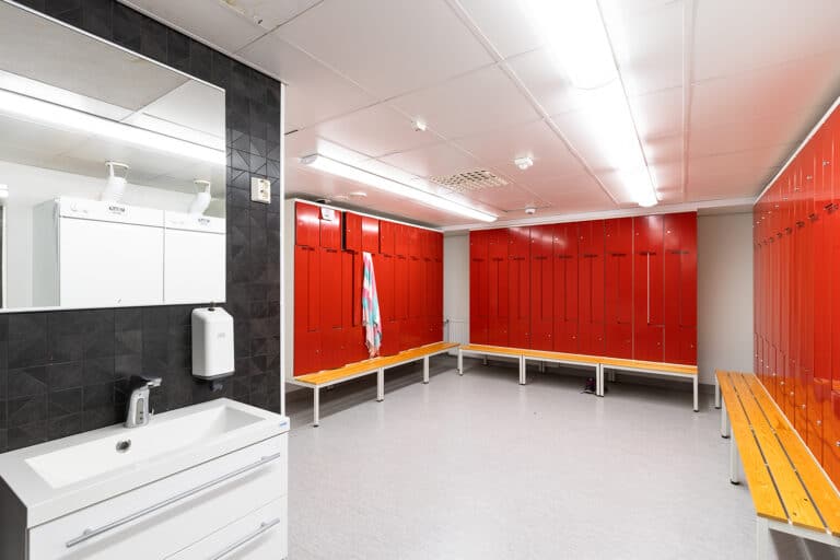 Kiinteistön yhteiset sosiaalitilat pukukaapeilla ja vaatteiden kuivauskaapeilla.