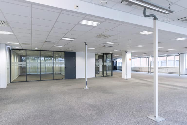 Kolmannen kerroksen 719 m² toimistotila, avoimella työtilalla ja neuvotteluhuoneilla sekä puhelinkopeilla.