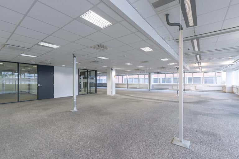 Kolmannen kerroksen 719 m² toimistotila, avoimella työtilalla ja neuvotteluhuoneilla.