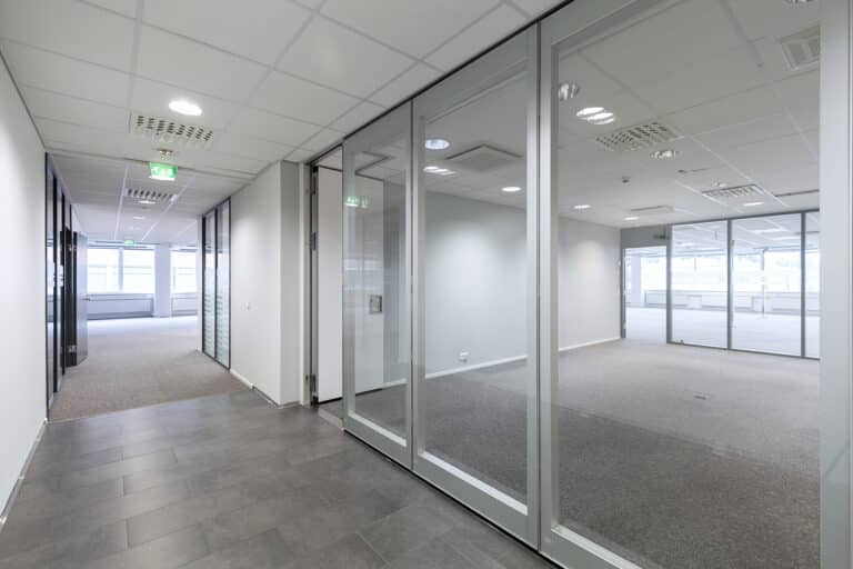 Mäkitorpantie 3, kolmannen kerroksen toimistotilan neuvotteluhuone lasiseinillä.