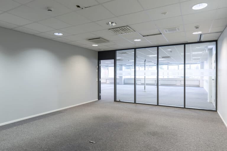 Mäkitorpantie 3, kolmannen kerroksen toimistotilan neuvotteluhuone lasiseinillä.