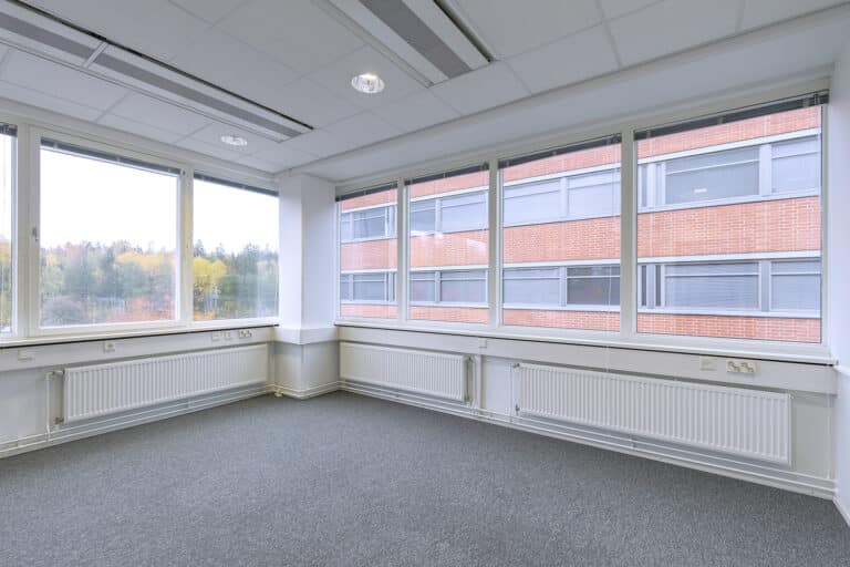 Kolmannen kerroksen toimiston ikkunoiden näkymät.