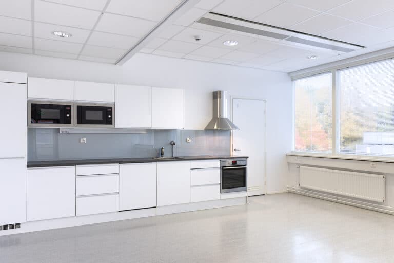 Helsingin Mäkitorpantie 3, ylimmän kerroksen toimitilan keittiö.