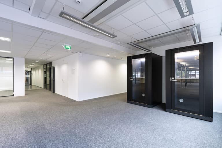 Mäkitorpantie 3, kolmannen kerroksen toimistotilan puhelinkopit.