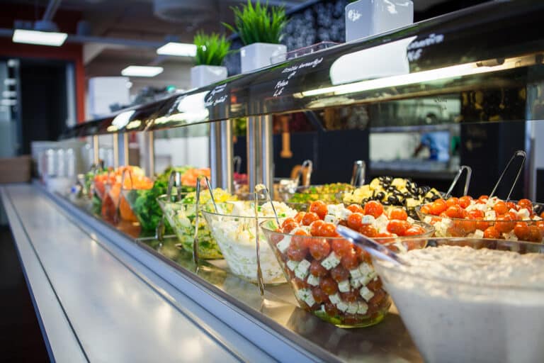 Ravintola Dylan Käpylän lounaan salaattipöytä.